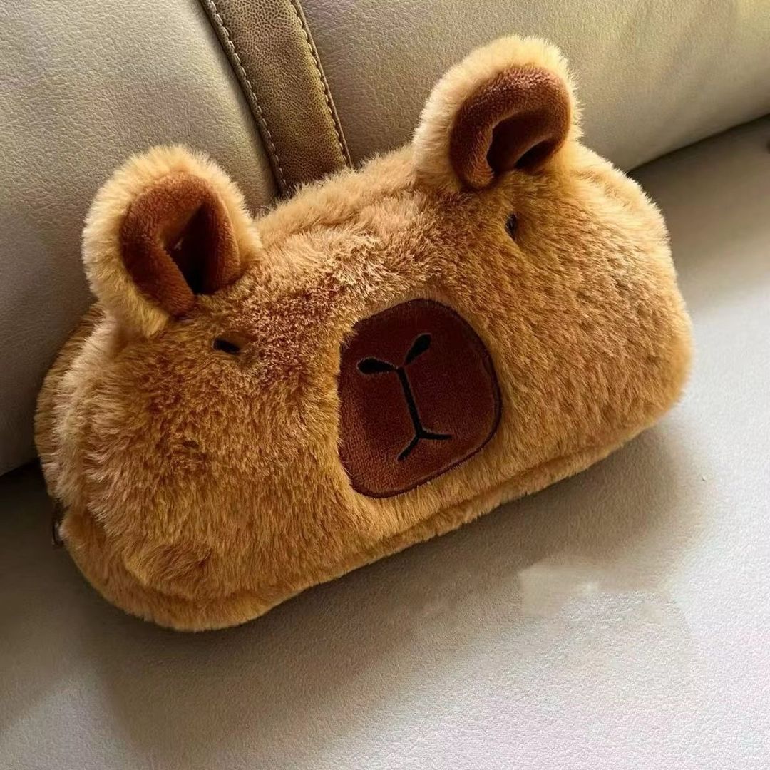 Cartuchera peluche capibara 