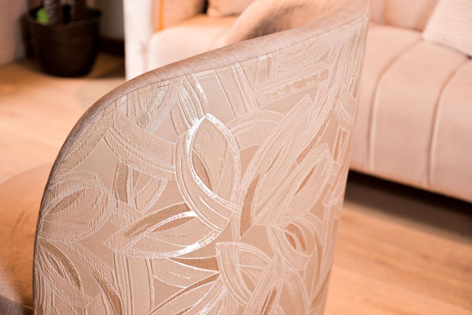 SALA TIFANY CON SILLA GIRATORIA TAPIZ BEIGE 	