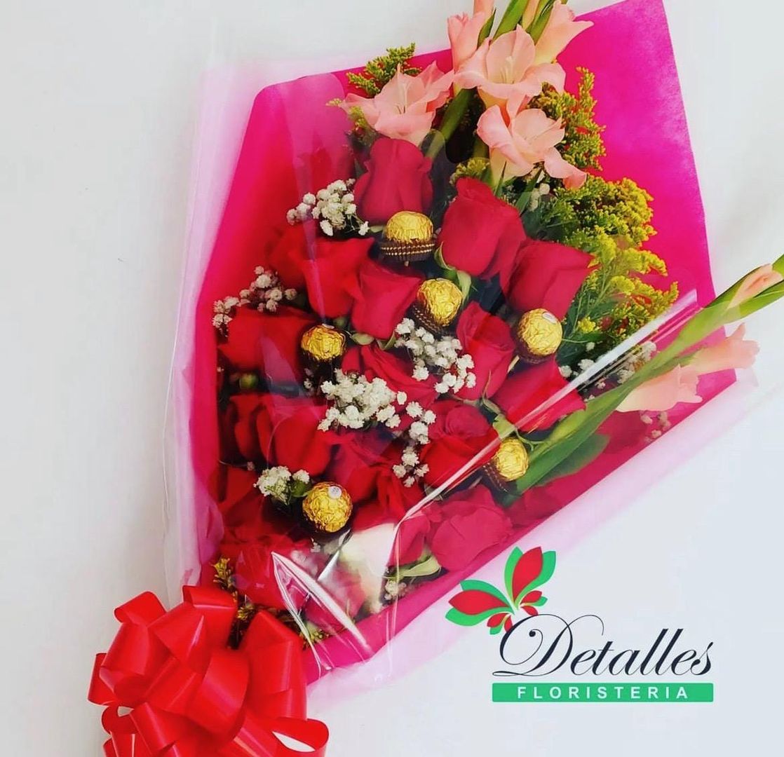 ramillete 24 rosas y 6 chocolates ferrero