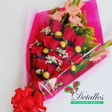 Imagen del producto ramillete 24 rosas y 6 chocolates ferrero