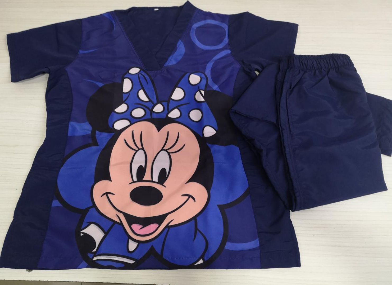 Uniforme antifluido estampado en frente