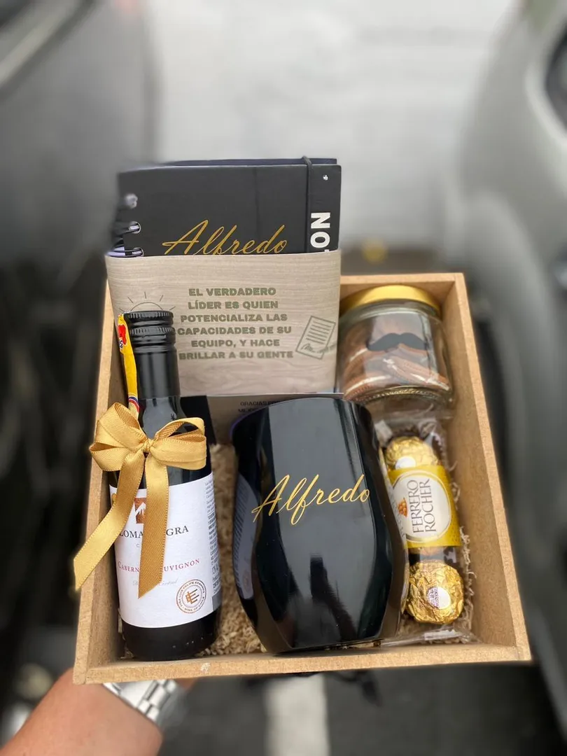 Detalle con agenda y vino 