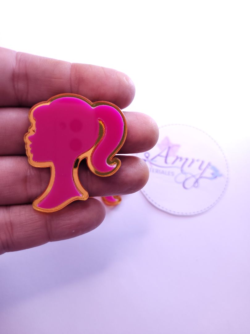 Acrílico 4.5x3.8cm silueta Dorado y fucsia