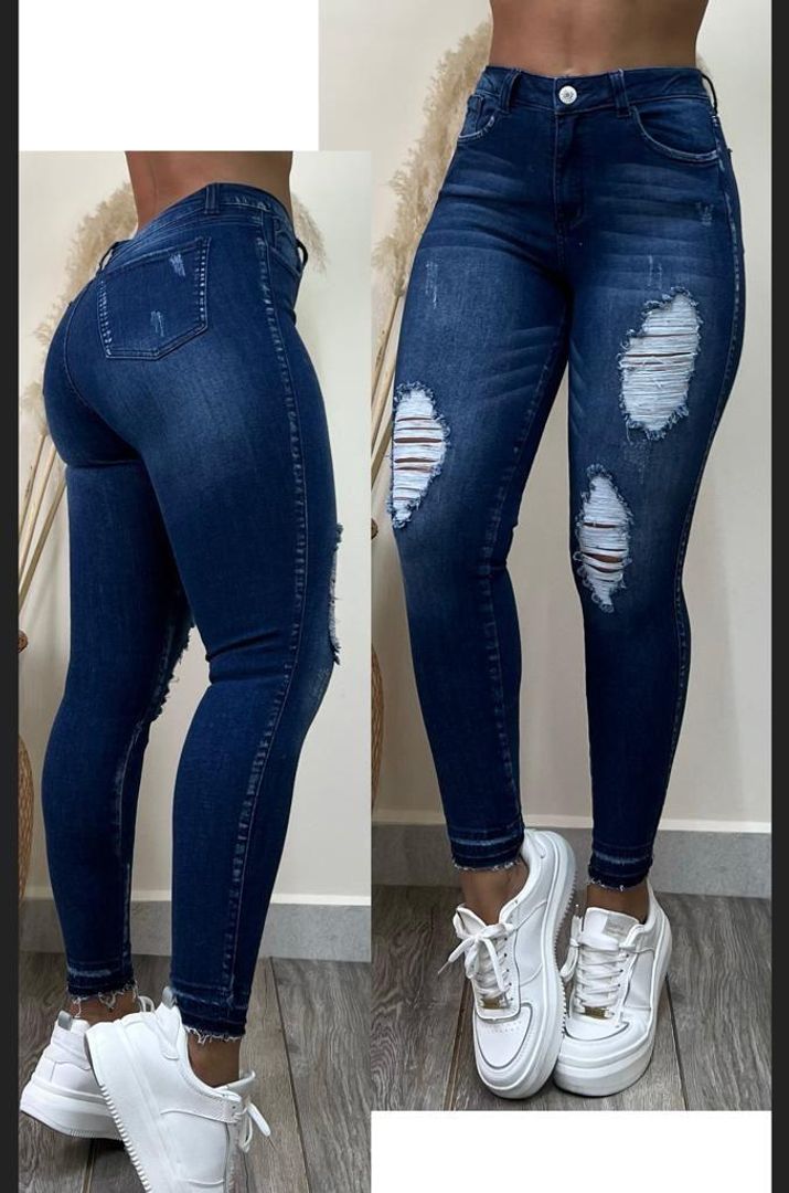 Jeans Azul detalle en la pierna 