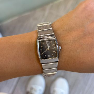Imagen del producto Reloj cuadrado plateado con negro 