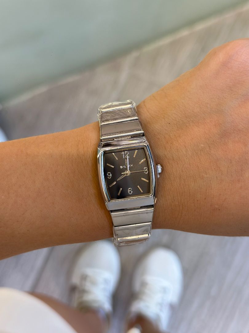 Reloj cuadrado plateado con negro 