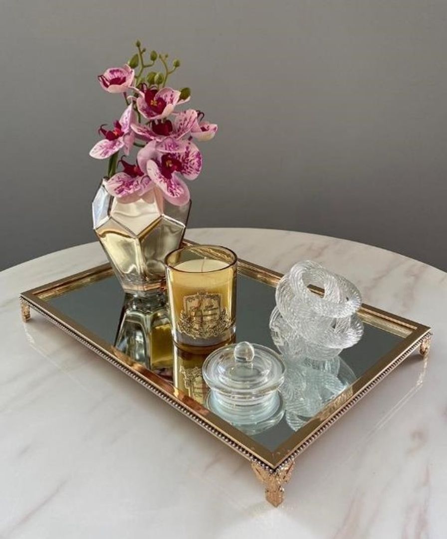 bandeja dorada en metal con espejo