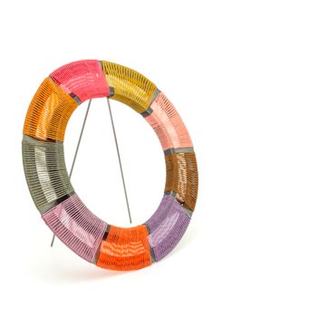 HAND WOVEN CIRCLE BROOCH - imagen 1