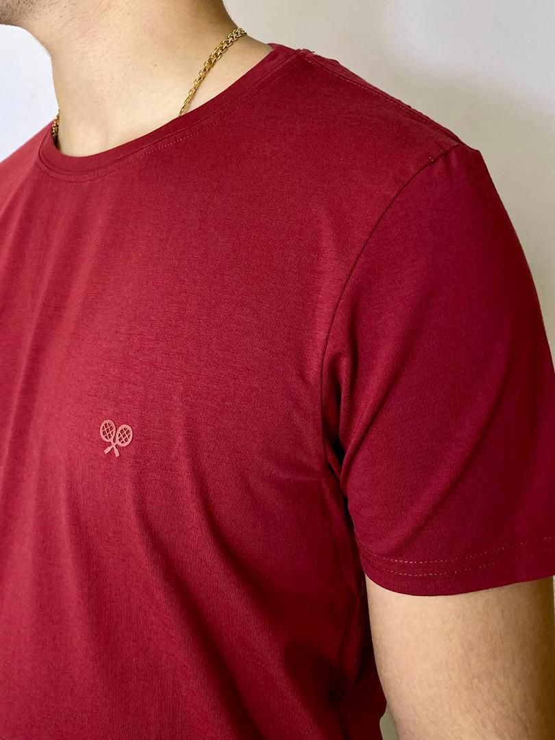 CAMISETA TENNIS ESSENCIALS - VINO