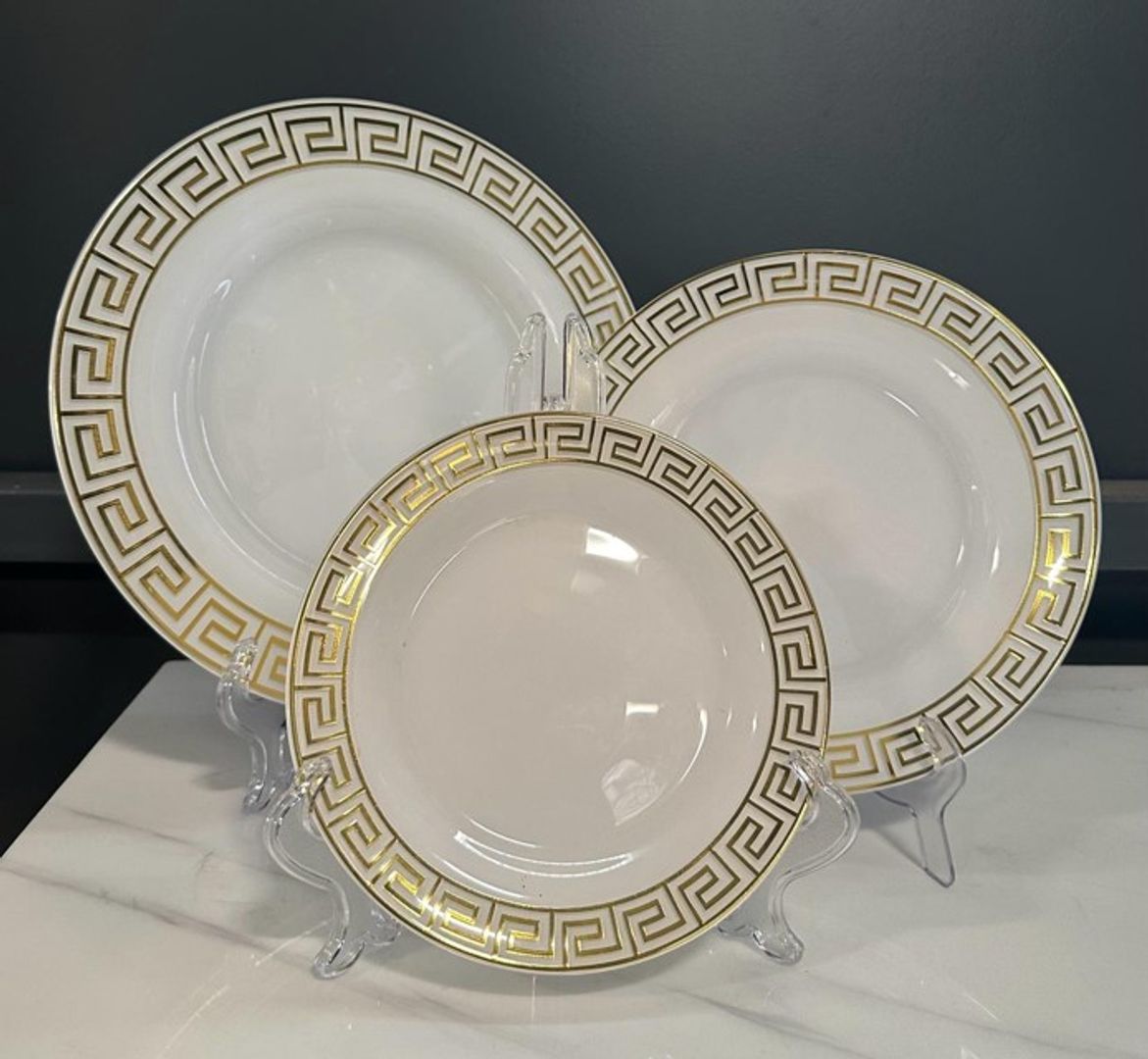 Bajo Plato Blanco con dorado en cerámica.