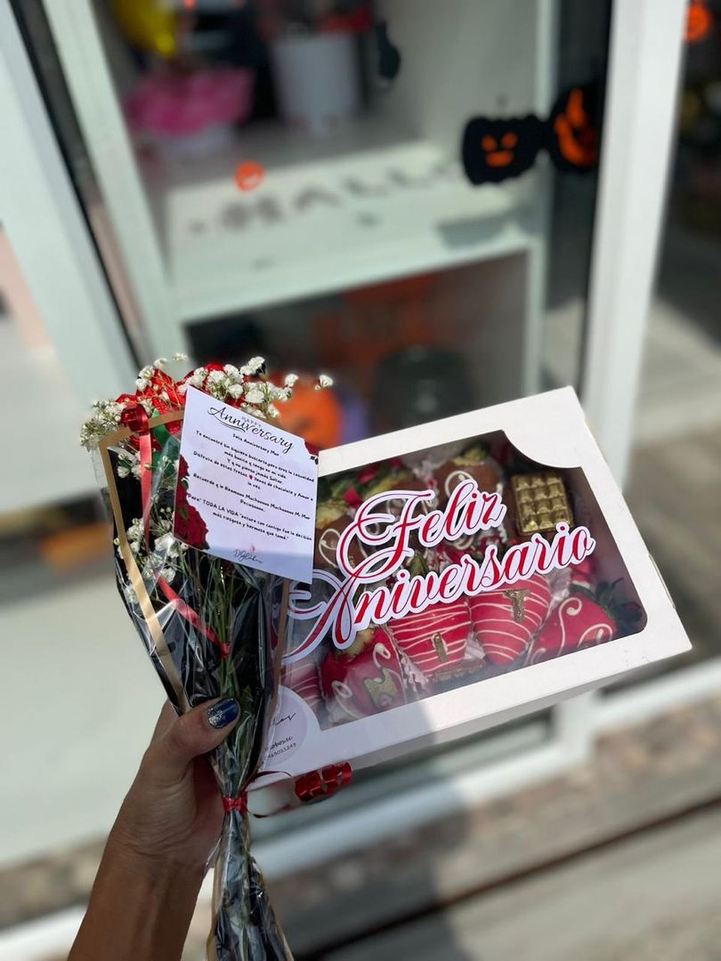 cajitas de frutillas bañadas en chocolate