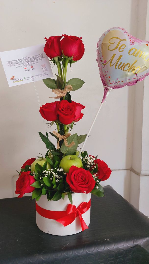 caja de rosas y manzanas