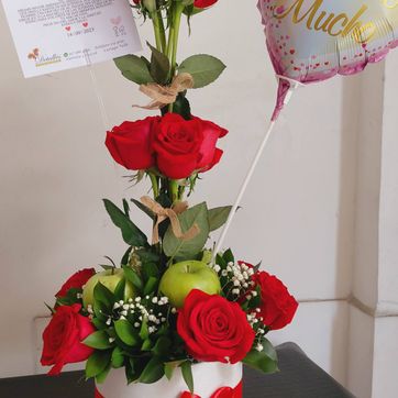 Imagen del producto caja de rosas y manzanas