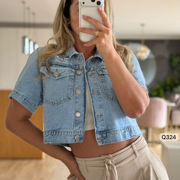 Imagen del producto CHAQUETA DENIM CORTA CON DESGASTE EN HOMBRO Q324