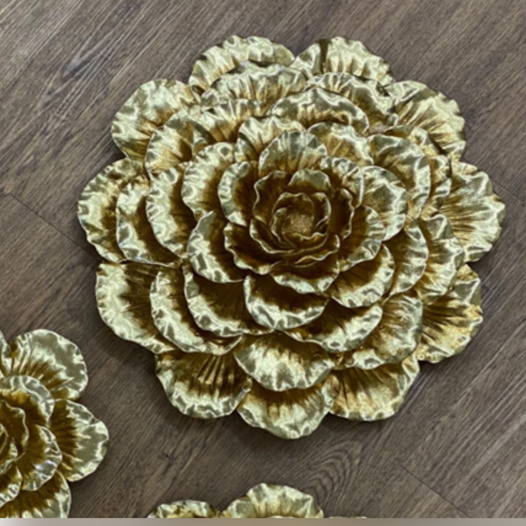 FLOR DE PARED RESINA  DORADO
