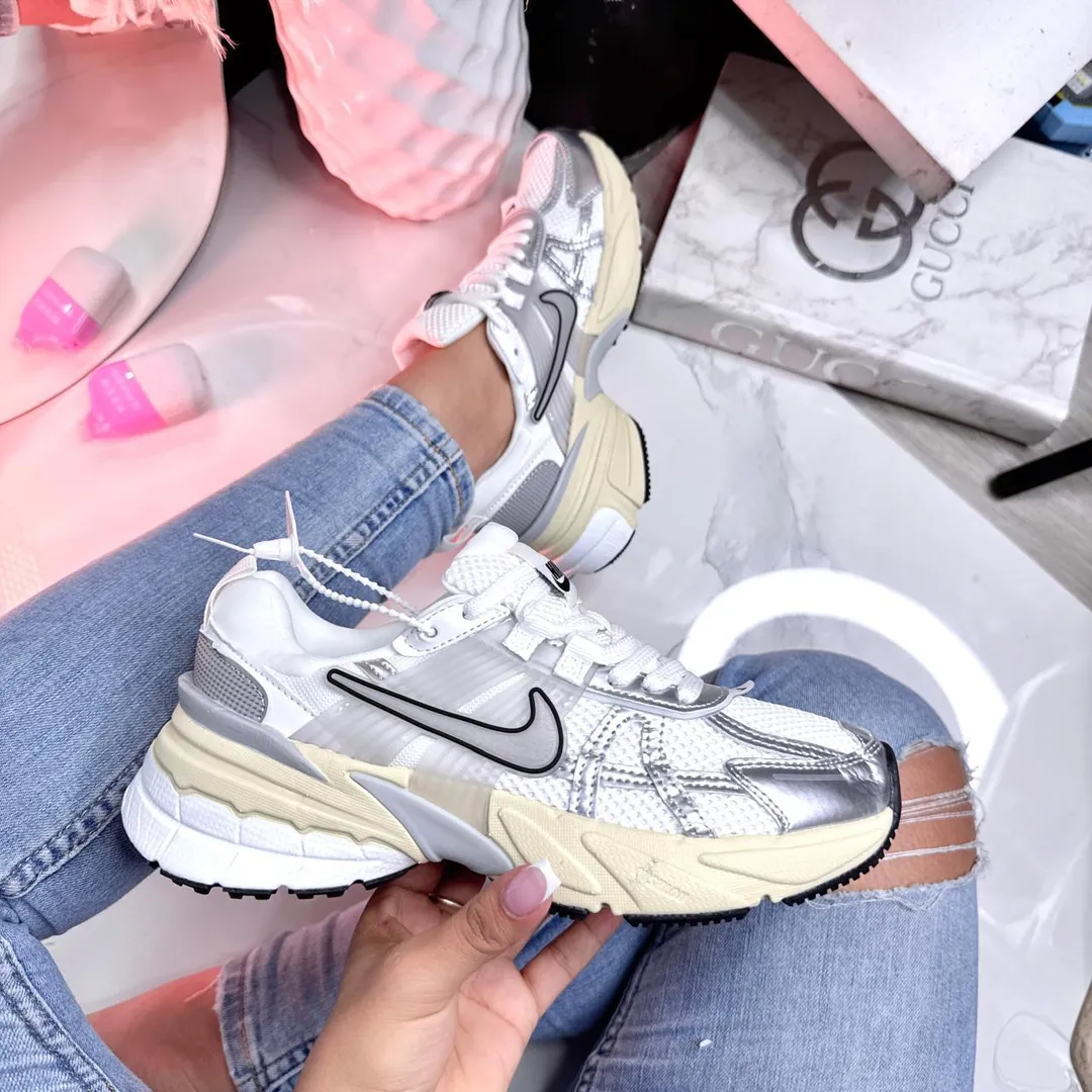 NIKE V2K RUN PLATEADAS