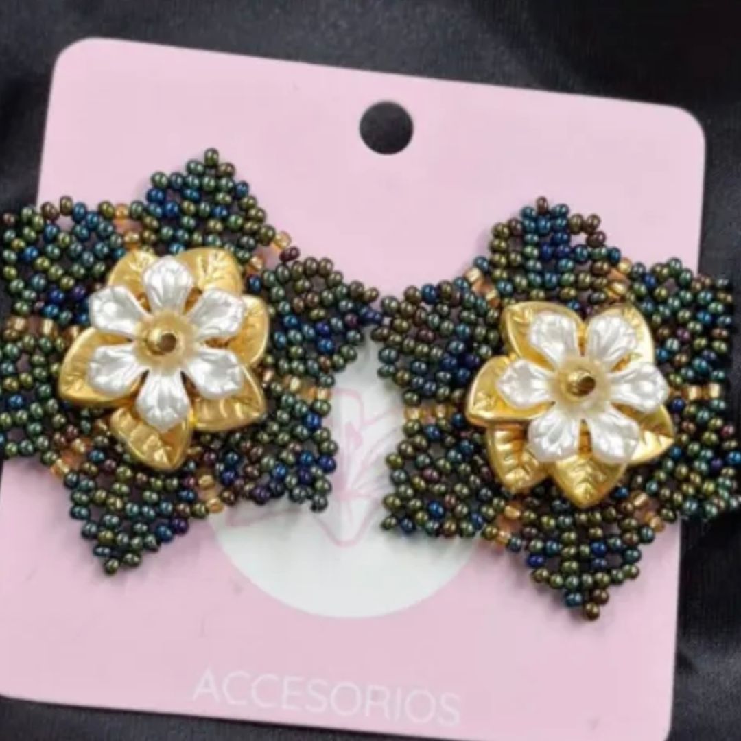 ARETA TEJIDA FLOR PEQUEÑA