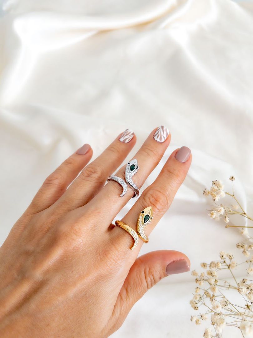 Anillo culebra cabeza con circon 