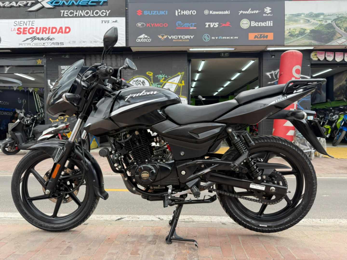 BAJAJ PULSAR  180  FI 