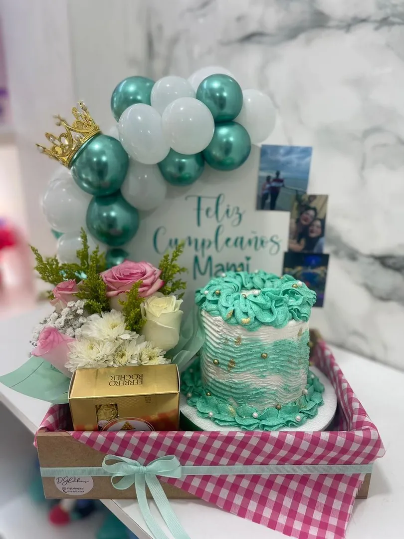 Hermoso detalle con mini torta 