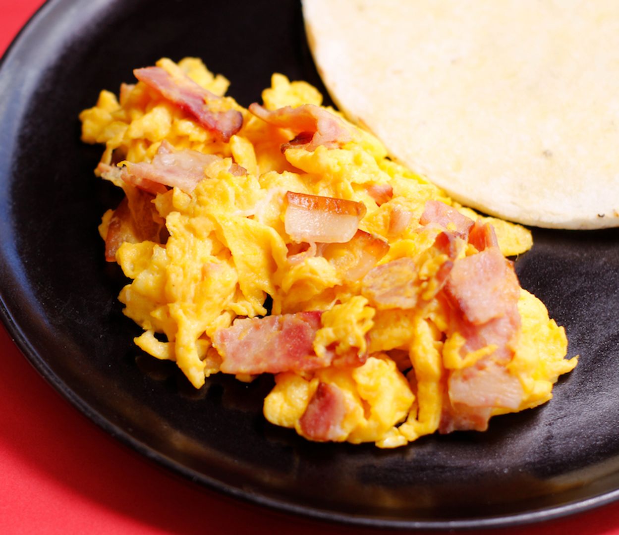 Arepa con Huevos Tocineta