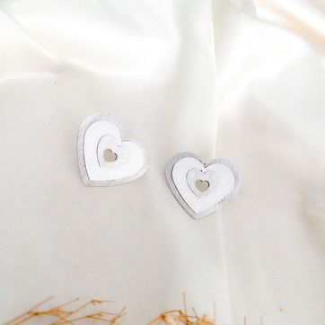 Imagen del producto ARETE DE CORAZÓN PLATEADO 
