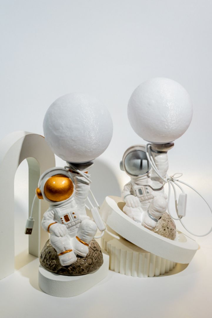 LÁMPARA ASTRONAUTA SENTADO