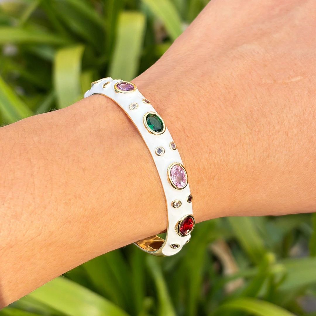 Brazalete blanco con piedras 