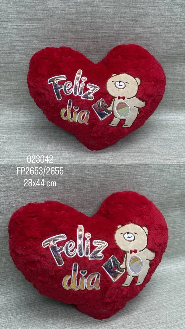 COJIN CON FORMA DE CORAZON  BORDADO