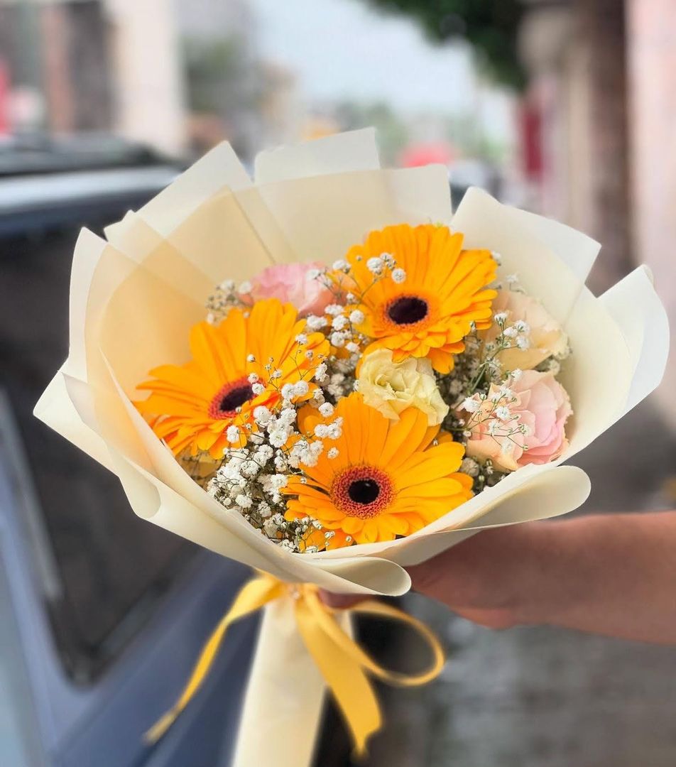 x3 gerberas y 4 rosas