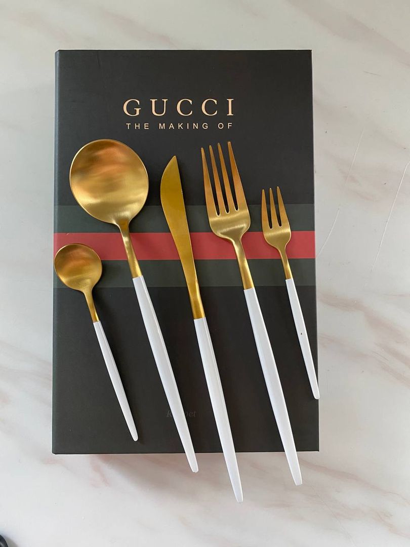 Juego de Cubiertos (5 pzs.) Dorado con Blanco