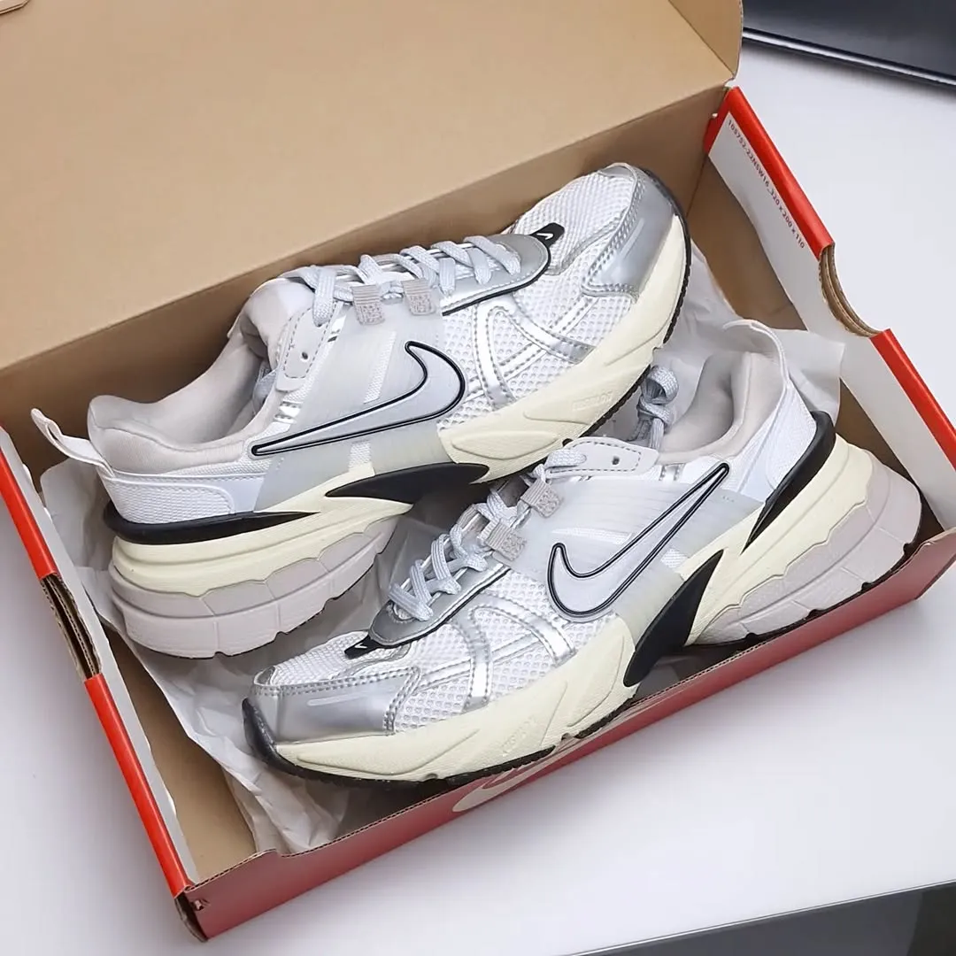 NIKE V2K RUN PLATEADAS