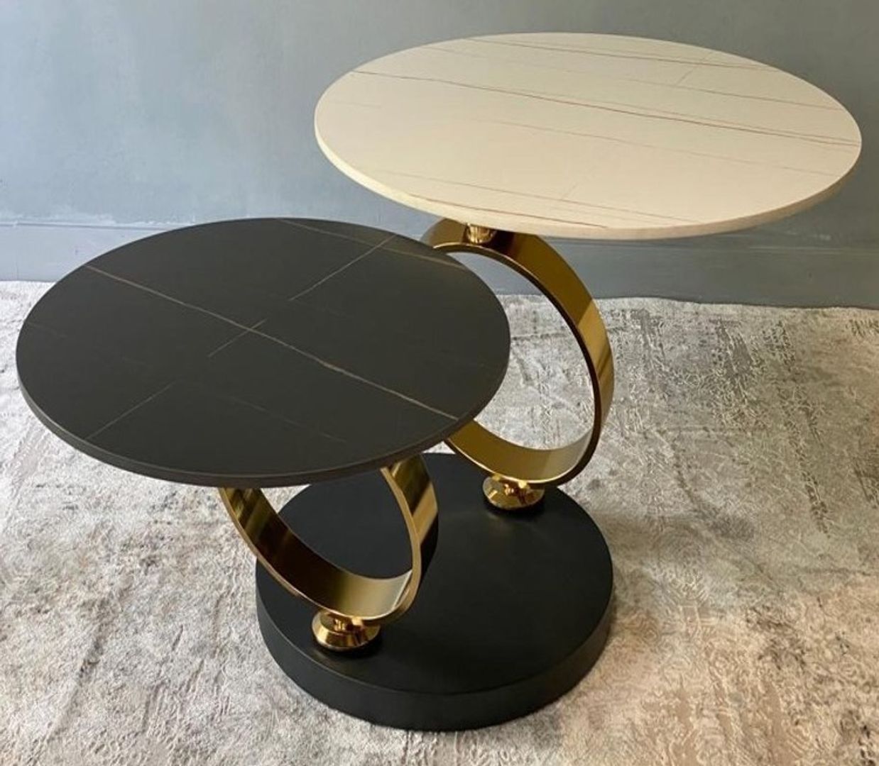 Mesa marmolina en blanco y negro.