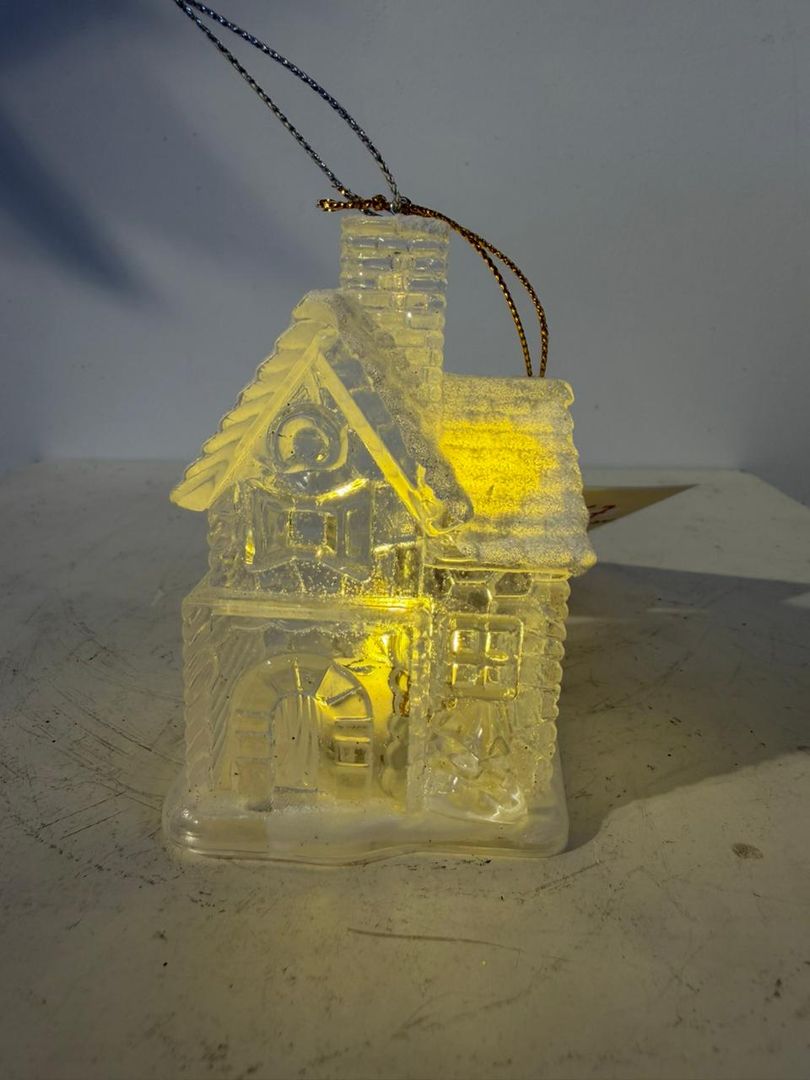 CASITA DE LUZ CALIDA CON PILA DE RELOJ PARA COLGAR
