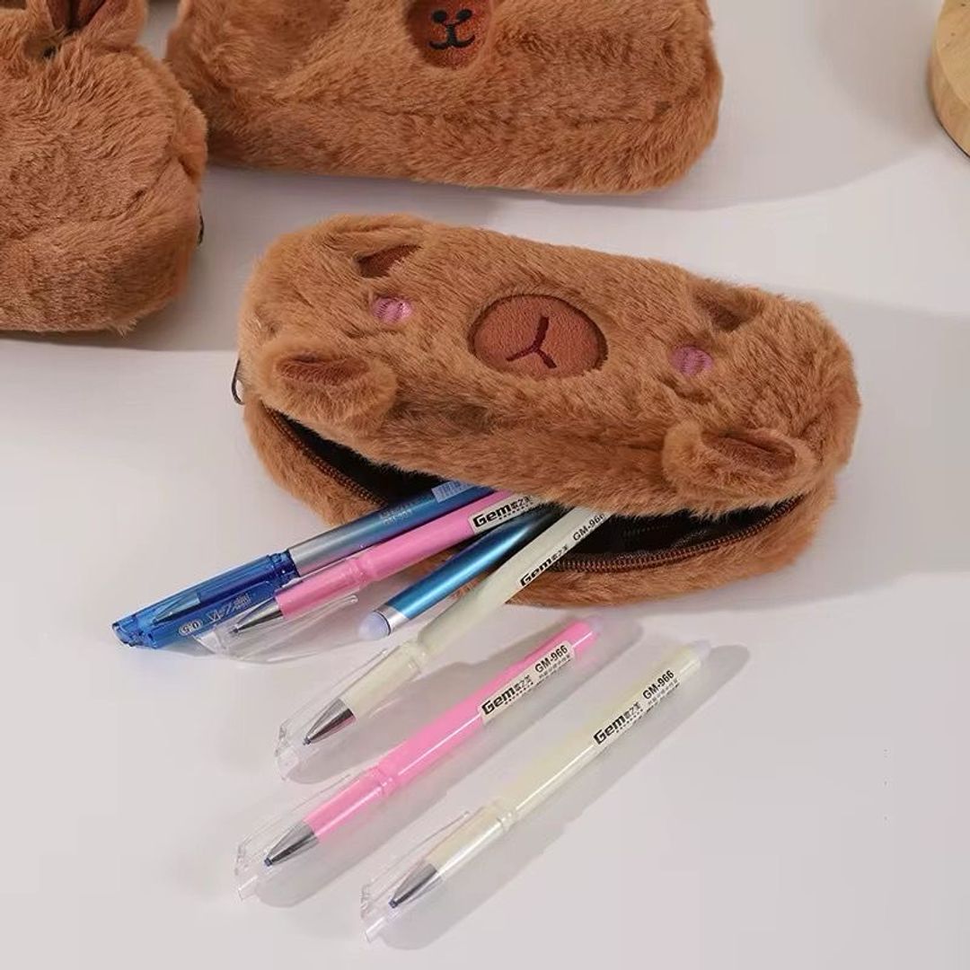Cartuchera peluche capibara 