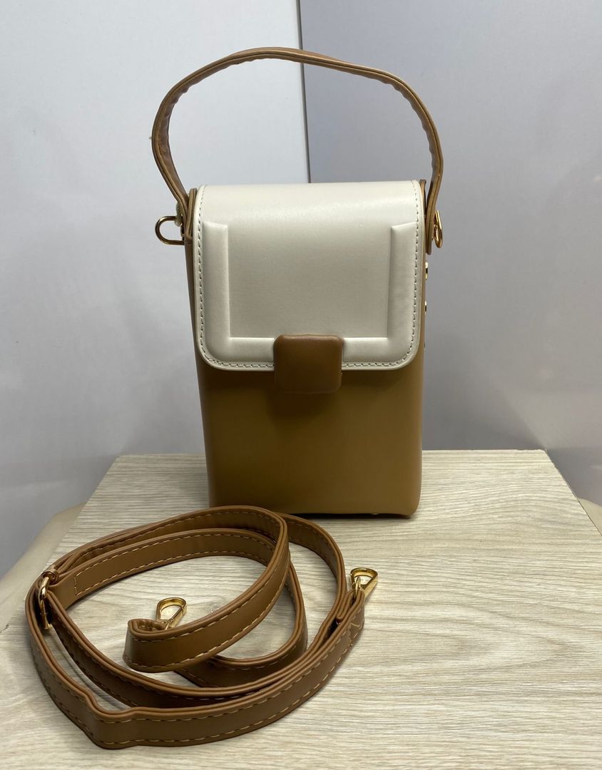 Bolso, negro, blanco y café con blanco 