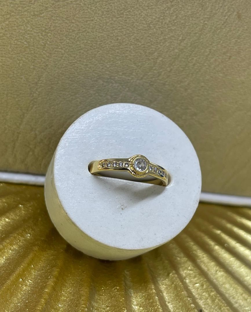 Anillo bisel circonias cristal