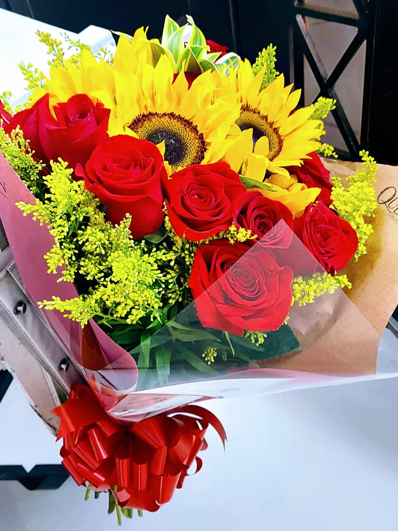  yugo rosas 12  y 4 girasoles