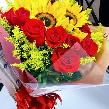 Imagen del producto  yugo rosas 12  y 4 girasoles