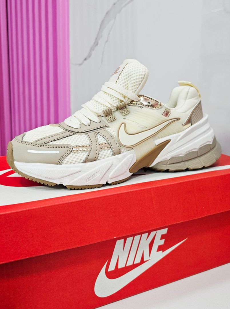 NIKE V2K RUN BEIGE|DORADO