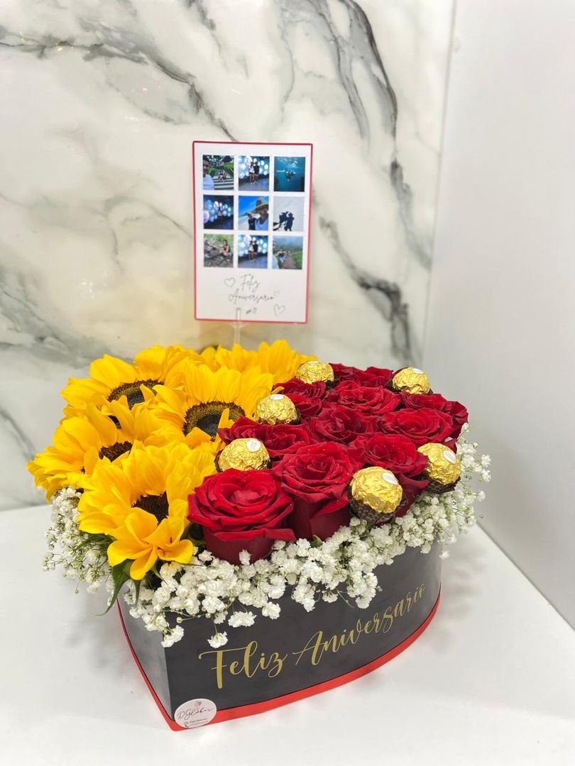 Corazon con rosas, girasoles y chocolates 
