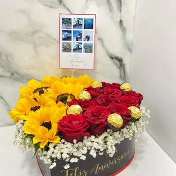 Corazon con rosas, girasoles y chocolates  - imagen 1