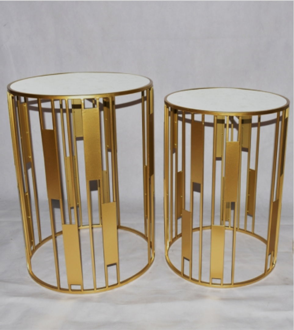 Set de dos mesas doradas con espejo.