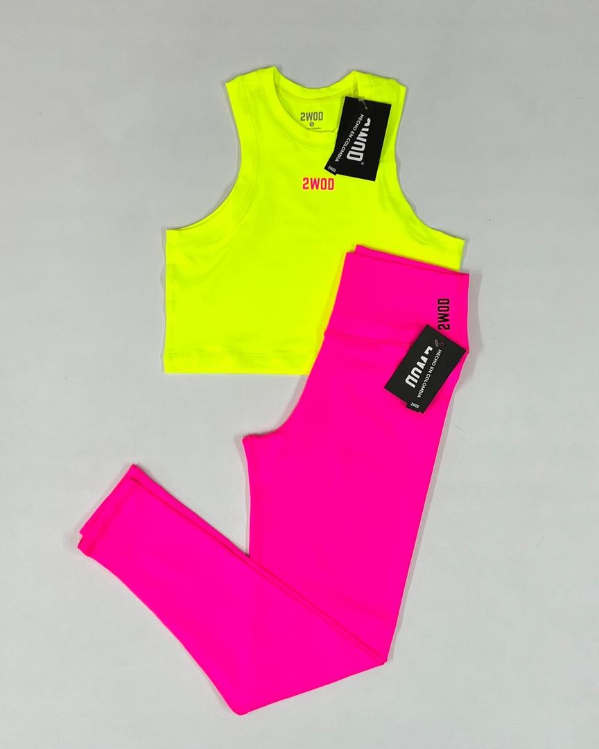 SET CROP TOP AMARILLO + LEGGINS FUCSIA NEON