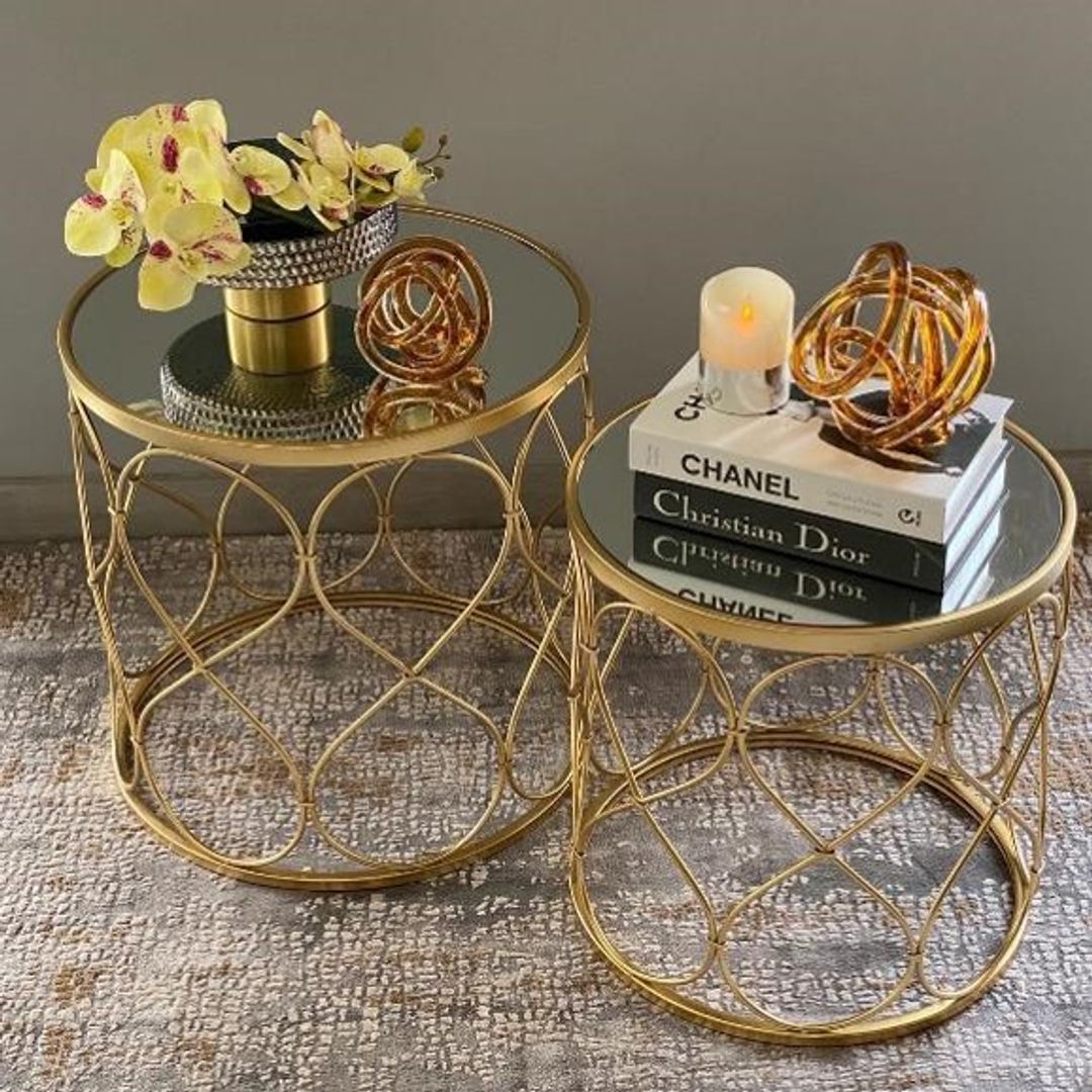 Set de dos mesas doradas con espejo.