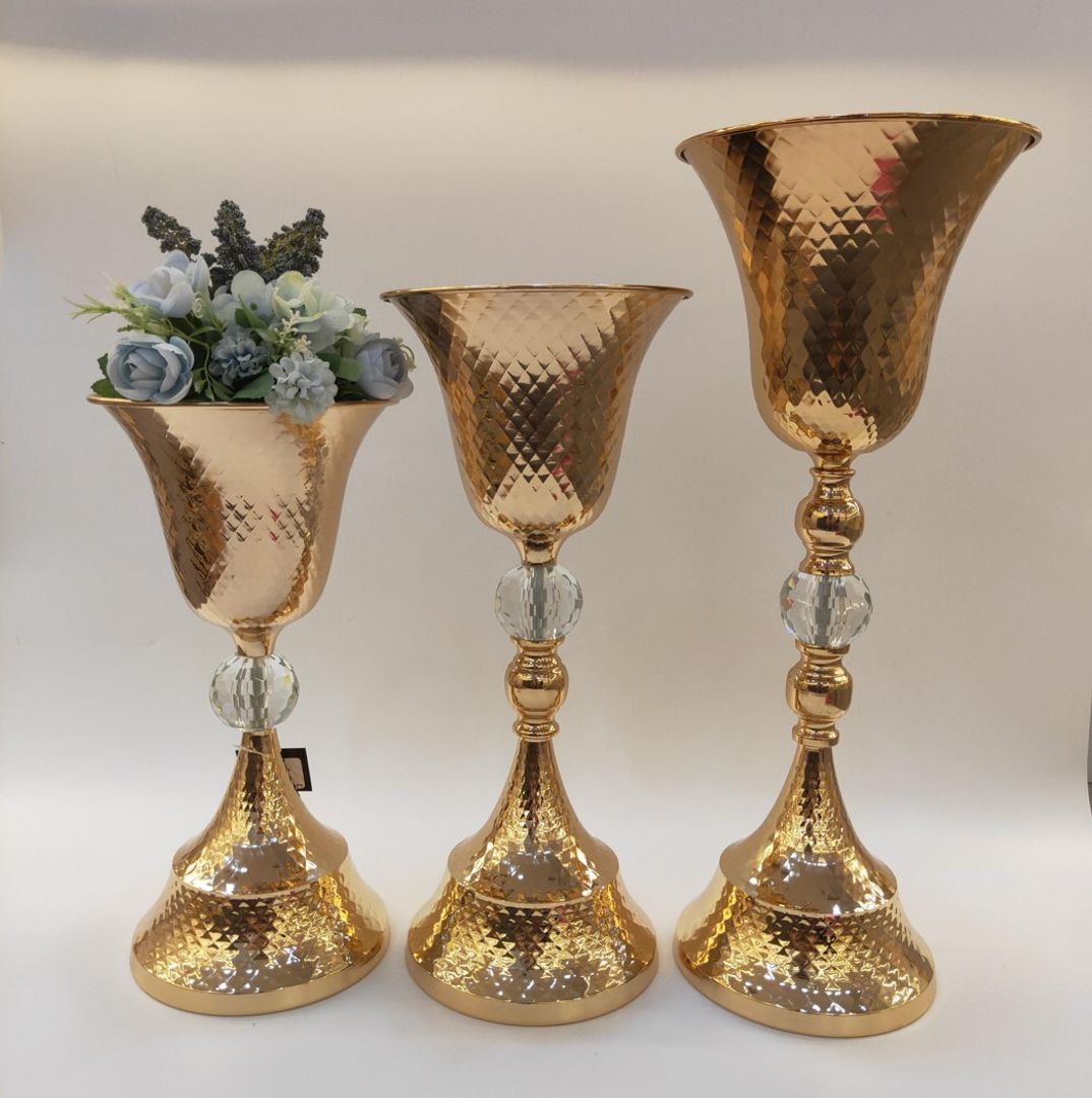 Bases para flores en metal dorado.