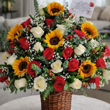 Imagen del producto canasta, rosas y girasoles. 