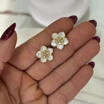 Imagen del producto Arete flor blanca 