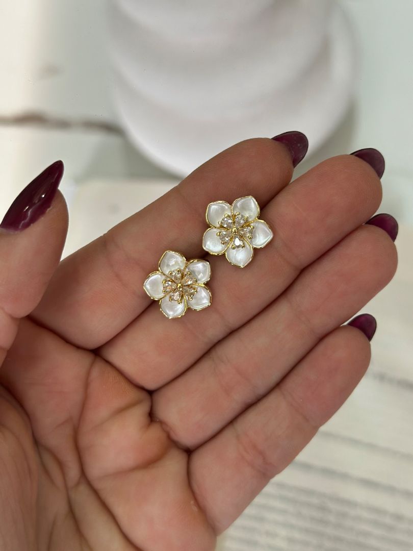 Arete flor blanca 