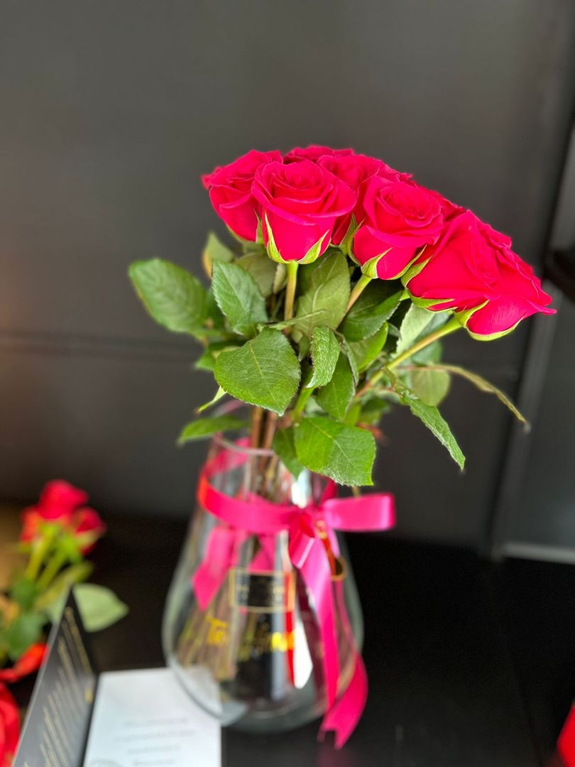 FLORERO POR 25 ROSAS TRADICIONALES